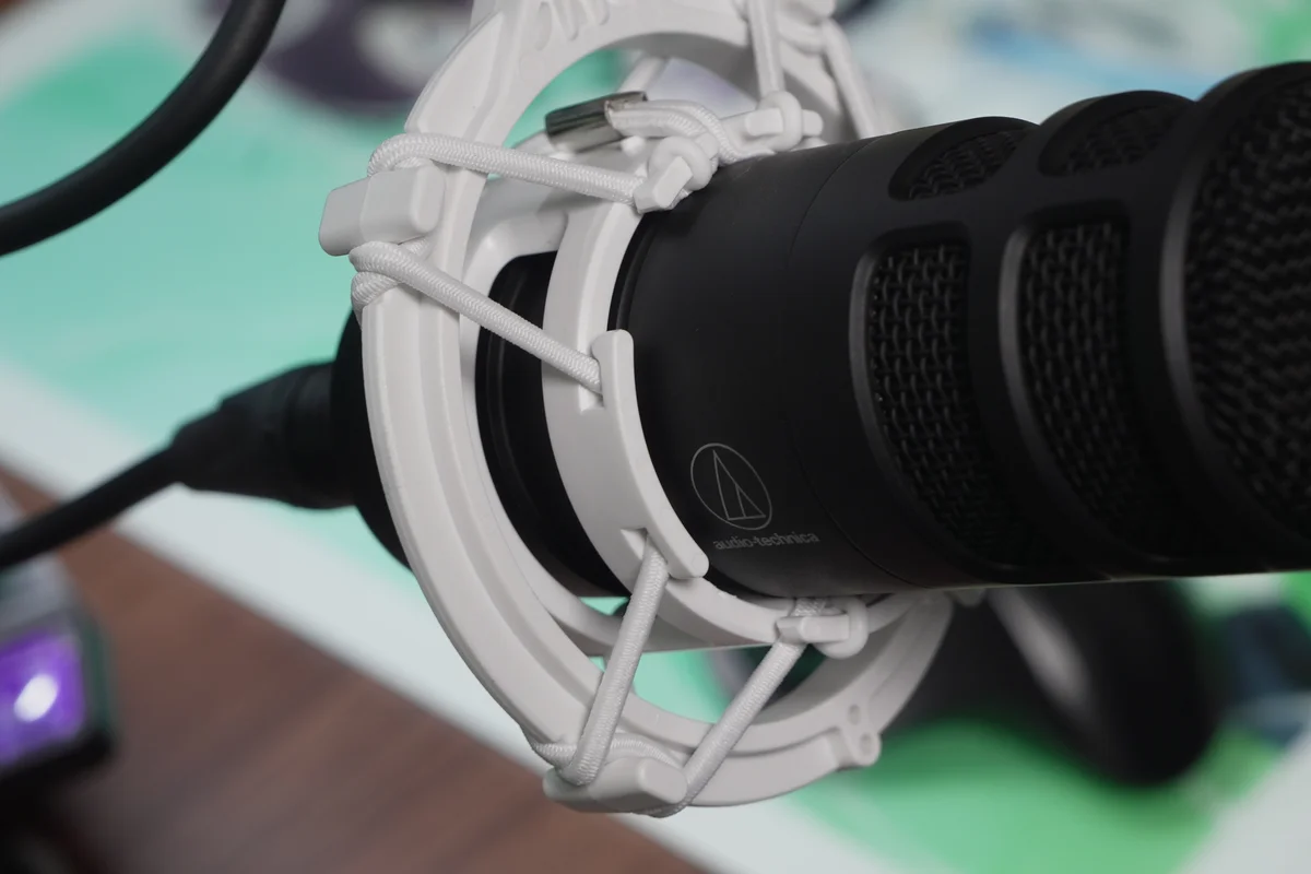 白いショックマウントにAT2040を装着した状態のクローズアップ