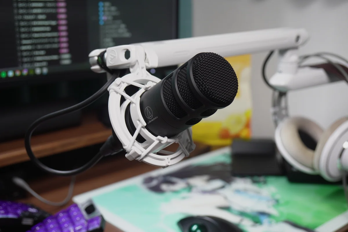 ショックマウント装着状態のAT2040デスクセットアップ