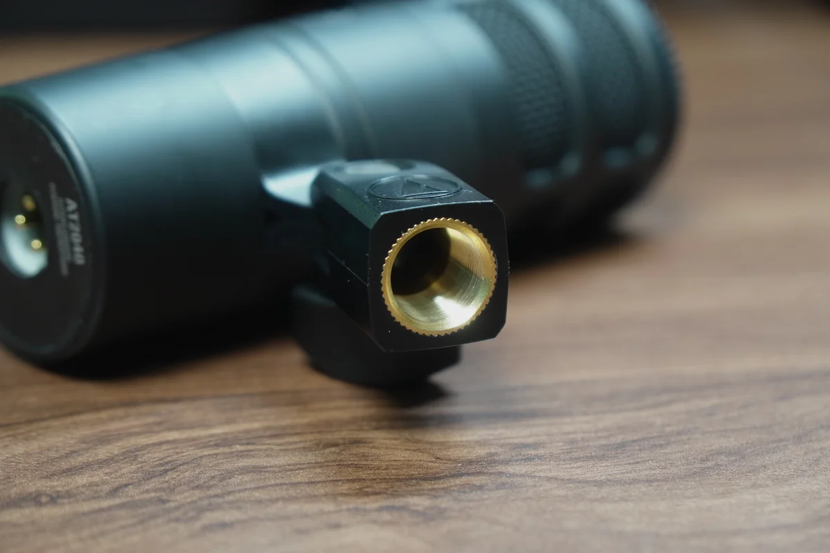 スタンドマウントのネジ部分のクローズアップ。真鍮製ネジ穴