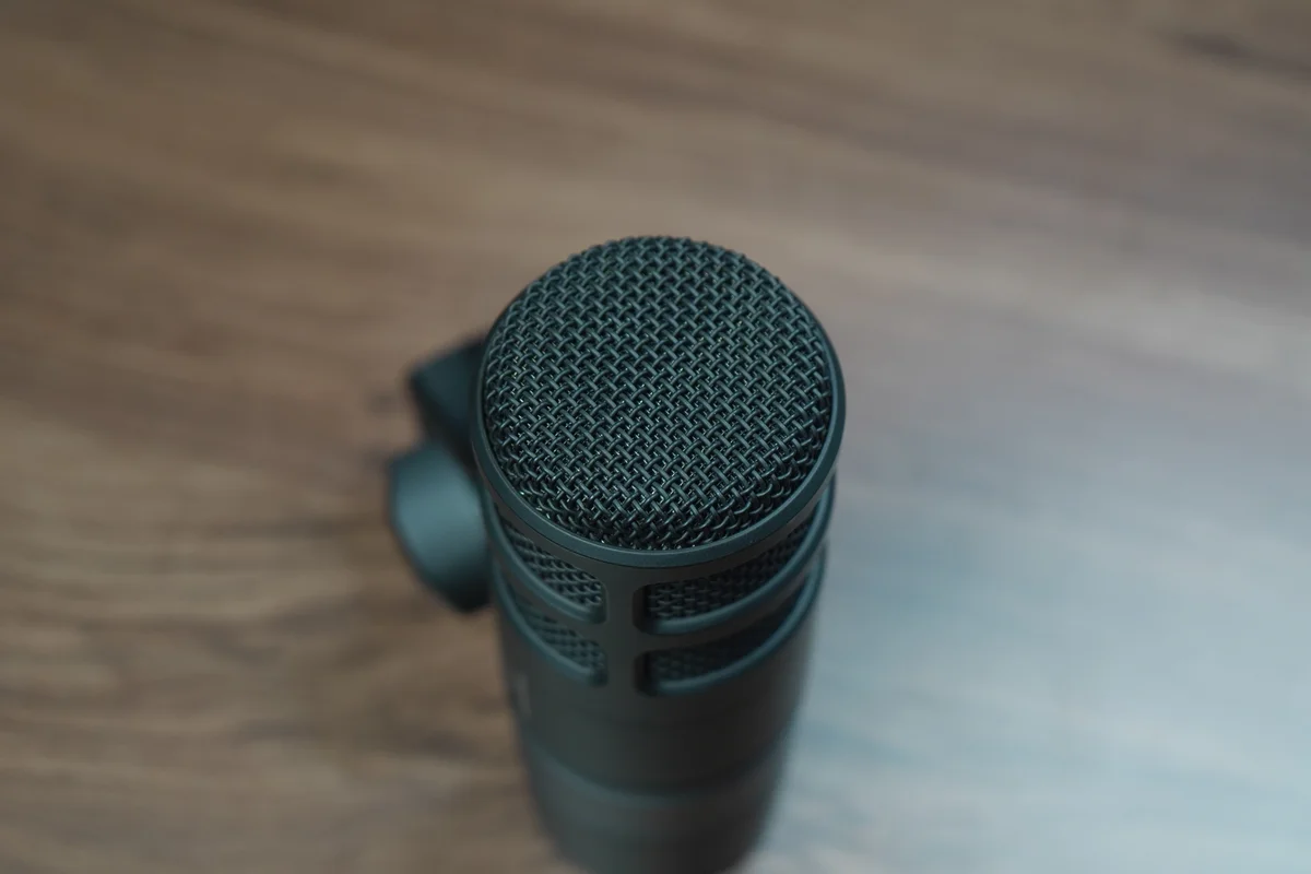 AT2040のトップグリル部分のクローズアップ。メッシュの細かい編み込み構造