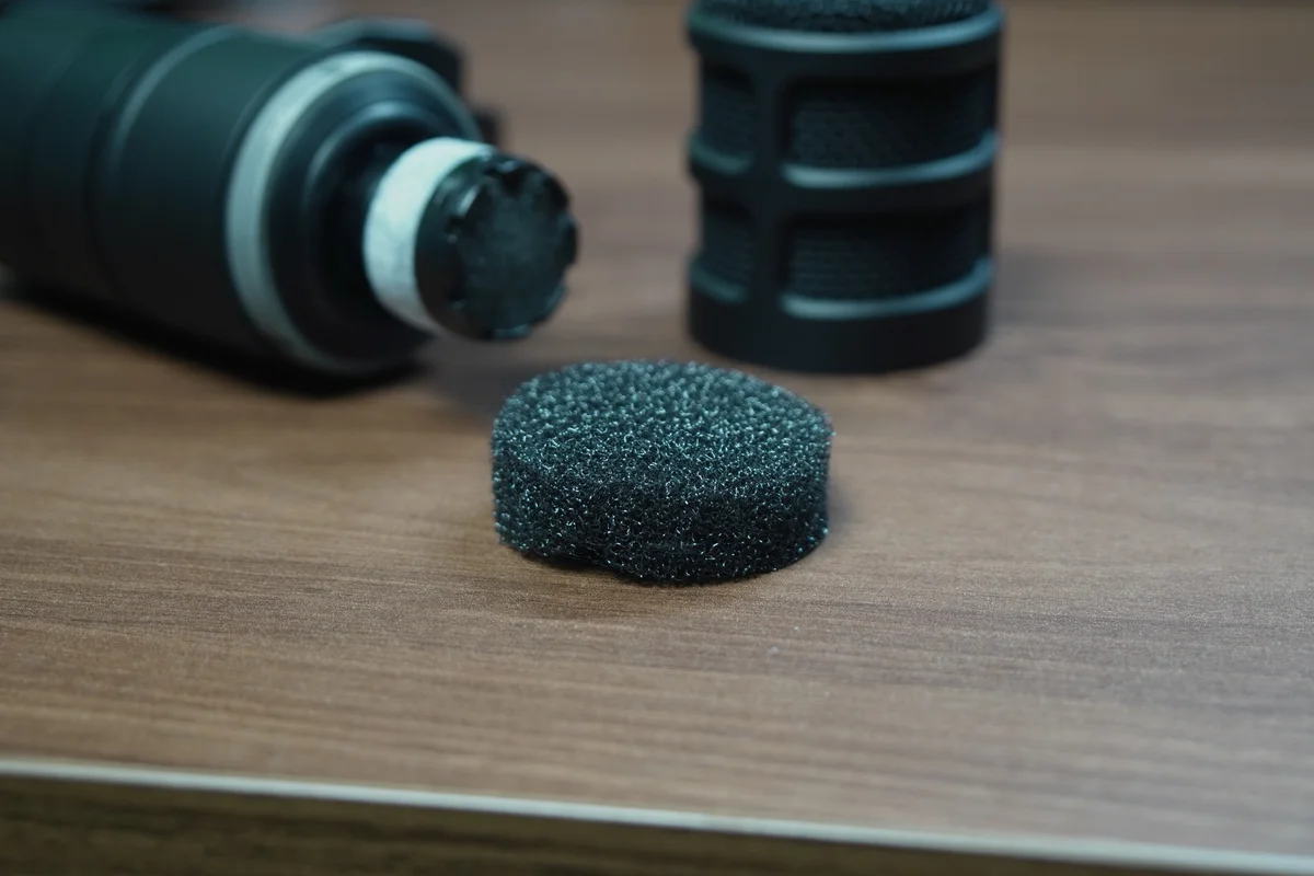 AT2040から取り外したウインドスクリーン(内蔵フォーム)とマイク本体