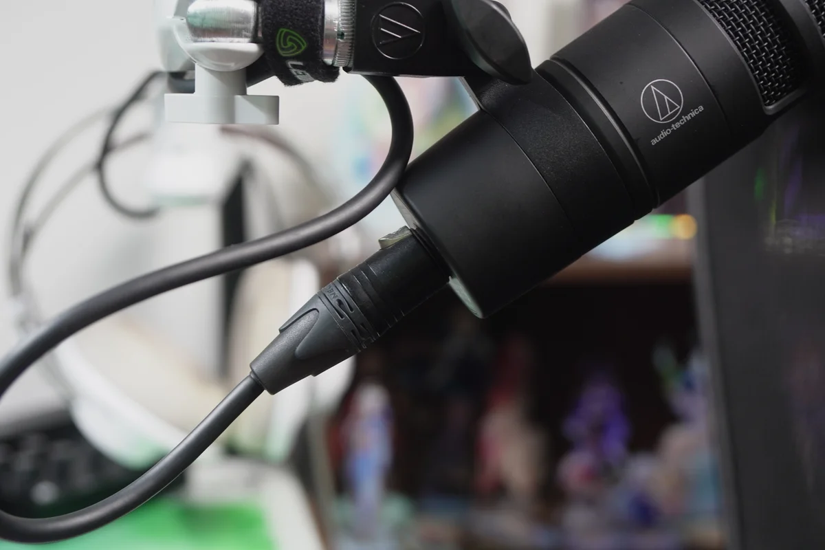 AT2040にXLRケーブルを接続した状態のクローズアップ