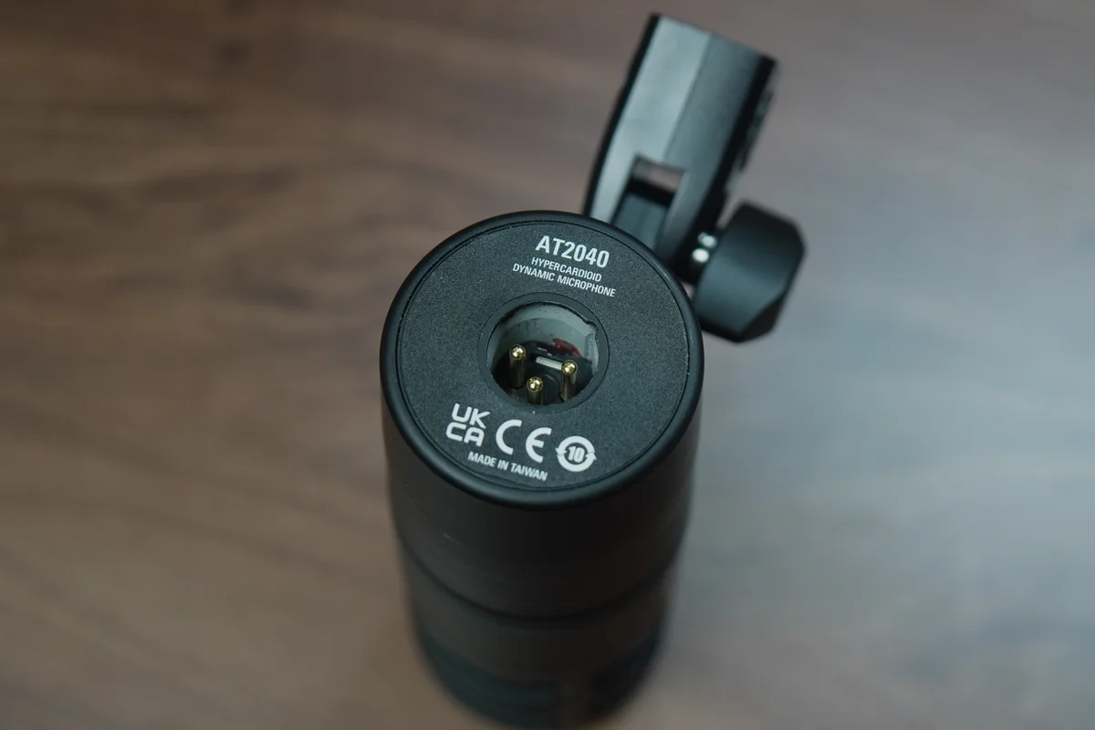 AT2040底面のXLRコネクタ部分。型番とMADE IN TAIWANの刻印