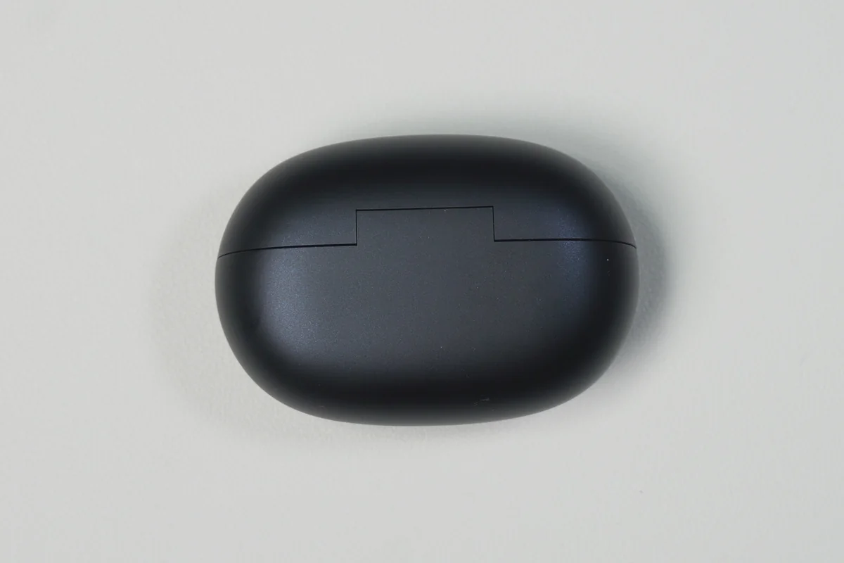 EarFun Clip 2 充電ケース背面のヒンジ部分デザイン