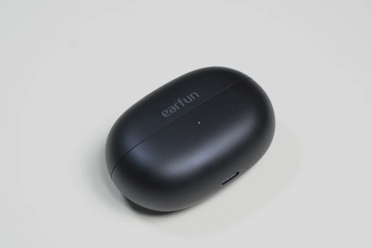 EarFun Clip 2 充電ケースを閉じた状態のマットブラック仕上げ
