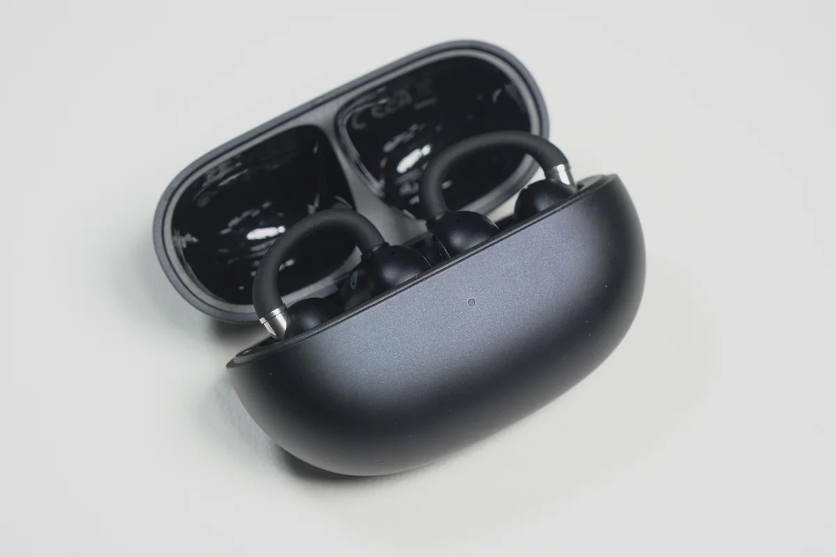 EarFun Clip 2 充電ケースを開けた斜めアングルからの外観