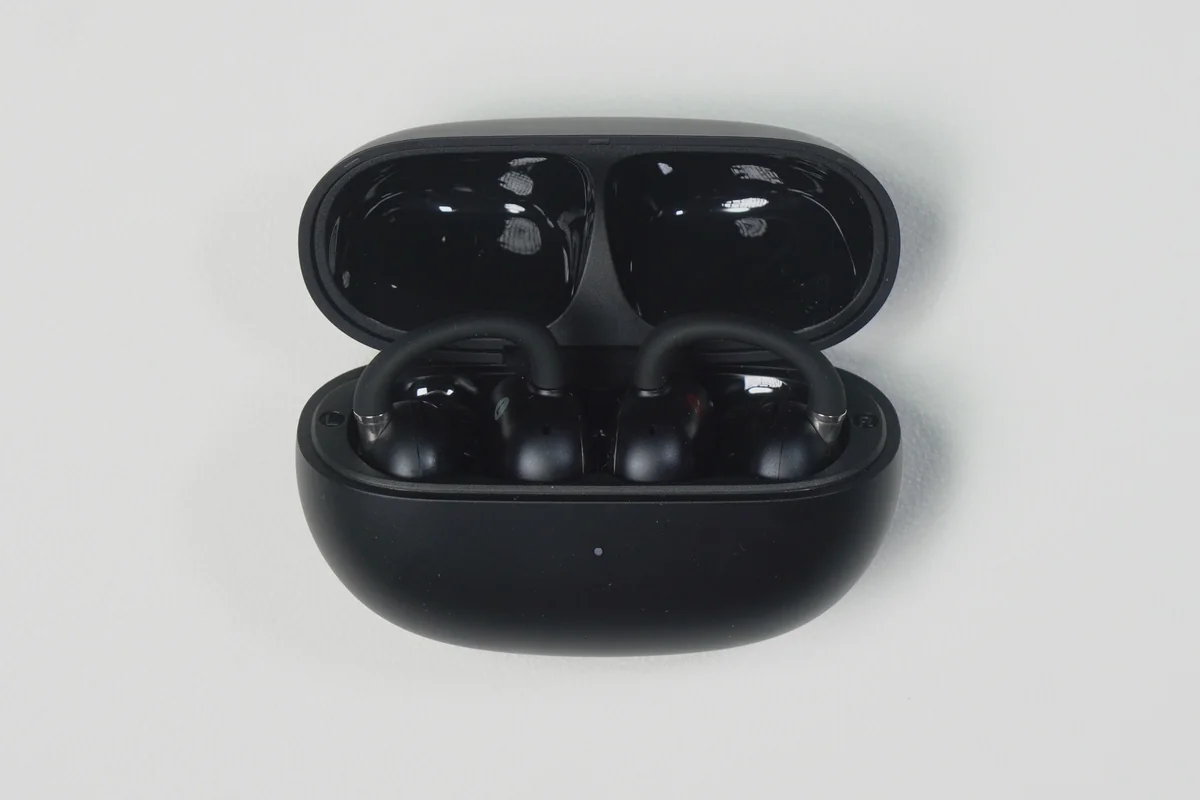 EarFun Clip 2 充電ケースを開けてイヤホン本体が収納されている様子