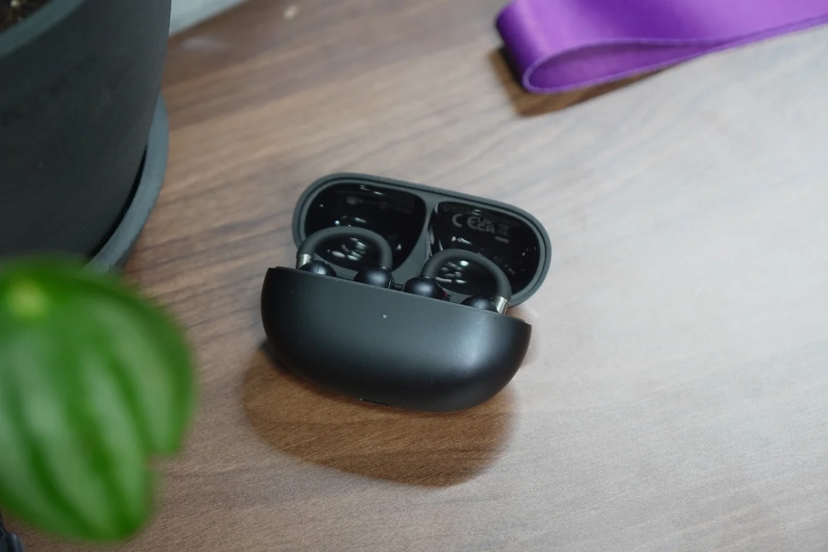 EarFun Clip 2 充電ケースを開けた状態のライフスタイル撮影