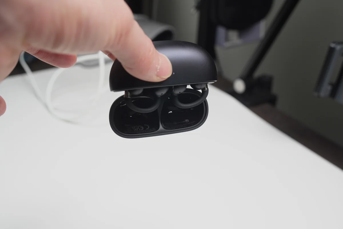 EarFun Clip 2 充電ケースを逆さまにしている様子