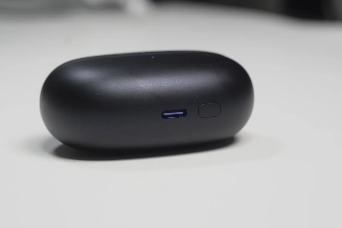 EarFun Clip 2 充電ケース側面のUSB-Cポートとペアリングボタン