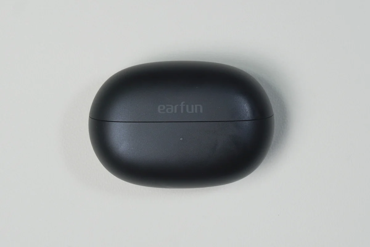 EarFun Clip 2 充電ケース上面のearfunロゴとLEDインジケーター