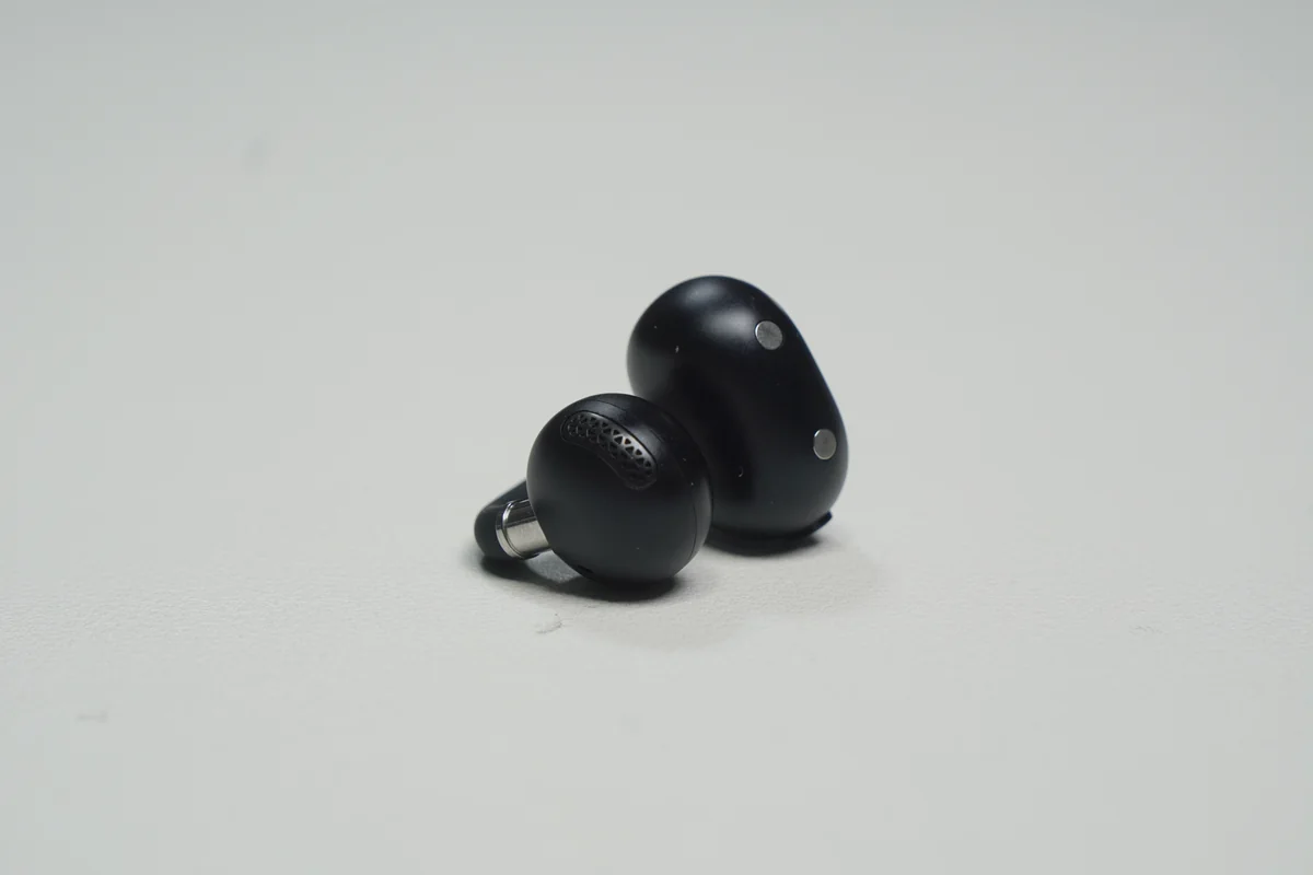 EarFun Clip 2 イヤホン本体の充電接点ピン部分のクローズアップ