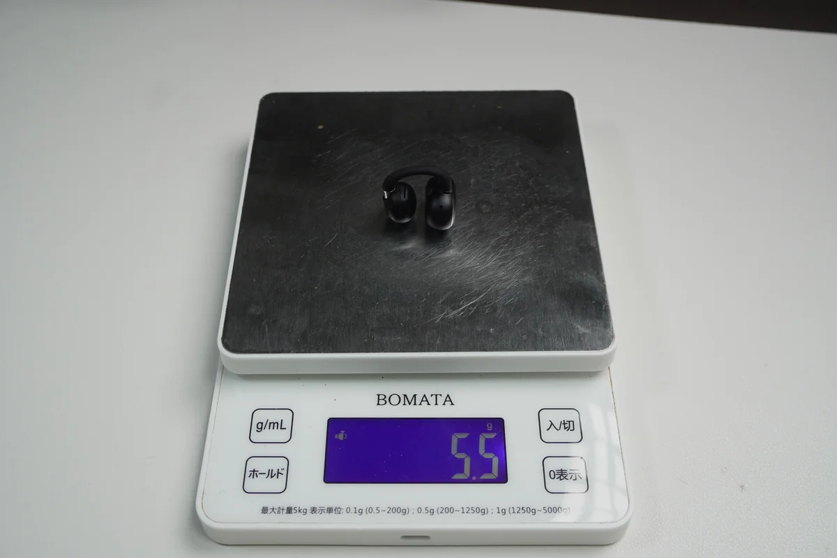 EarFun Clip 2 のイヤホン片側を計量器で実測した重量5.5gの計測結果