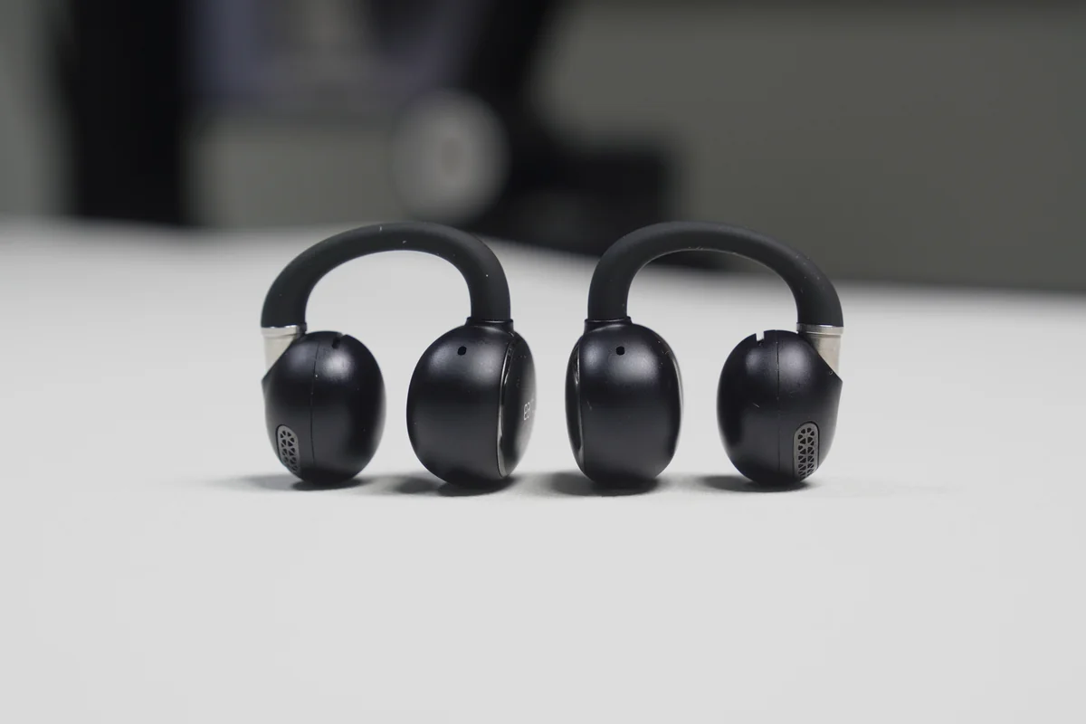 EarFun Clip 2 イヤホン本体を正面から見たイヤーフック形状