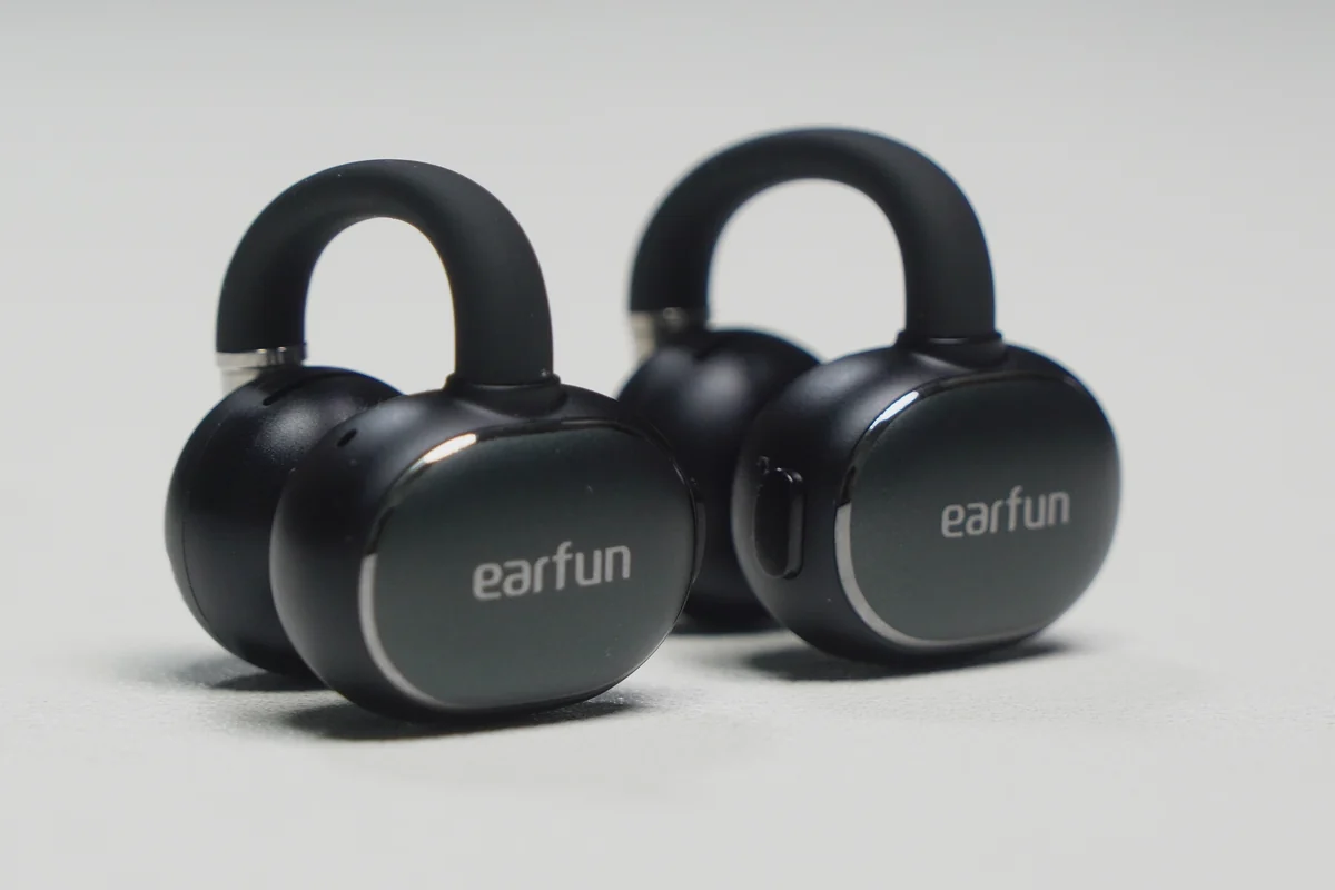 EarFun Clip 2 イヤホン左右ペアの外側ロゴ面
