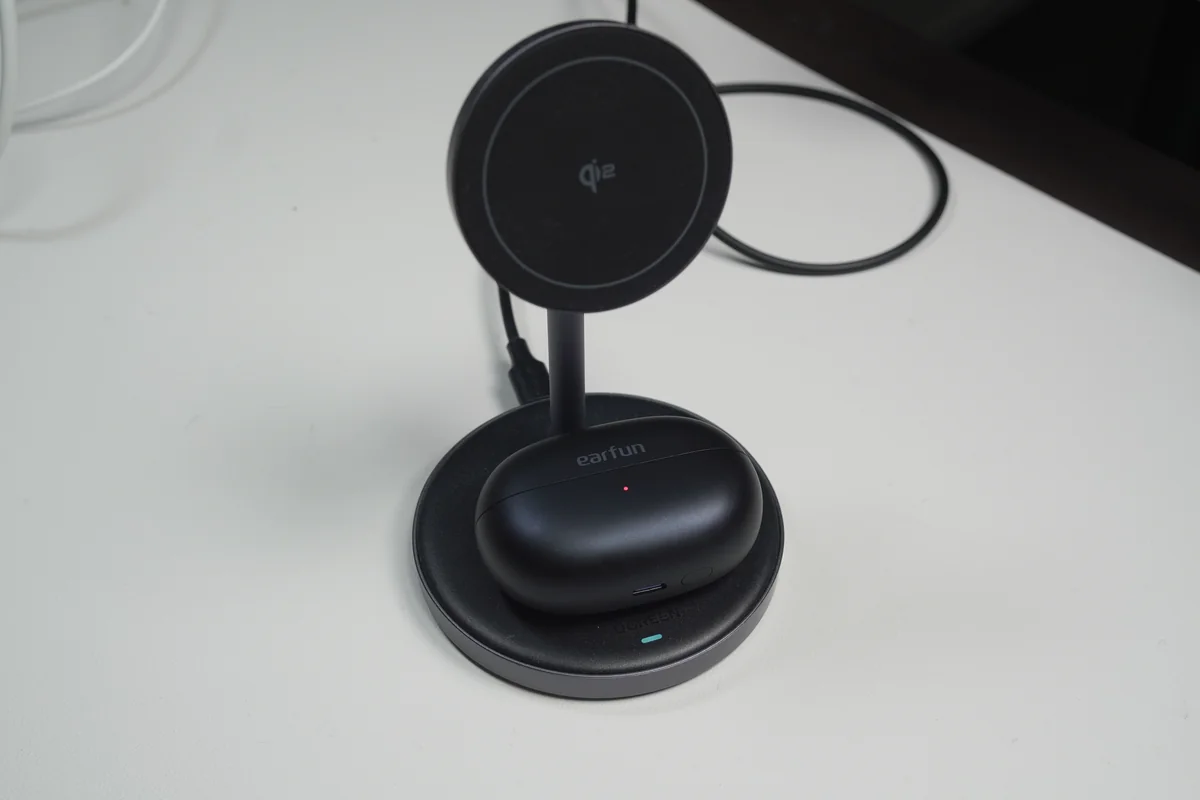 EarFun Clip 2 充電ケースをQi2ワイヤレス充電器に置いて充電する様子