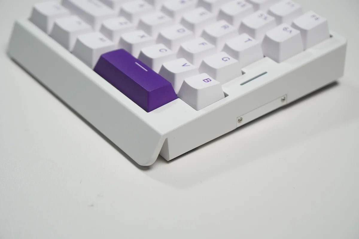 EPOMAKER HE30の紫色スペースキーとサイドビュー
