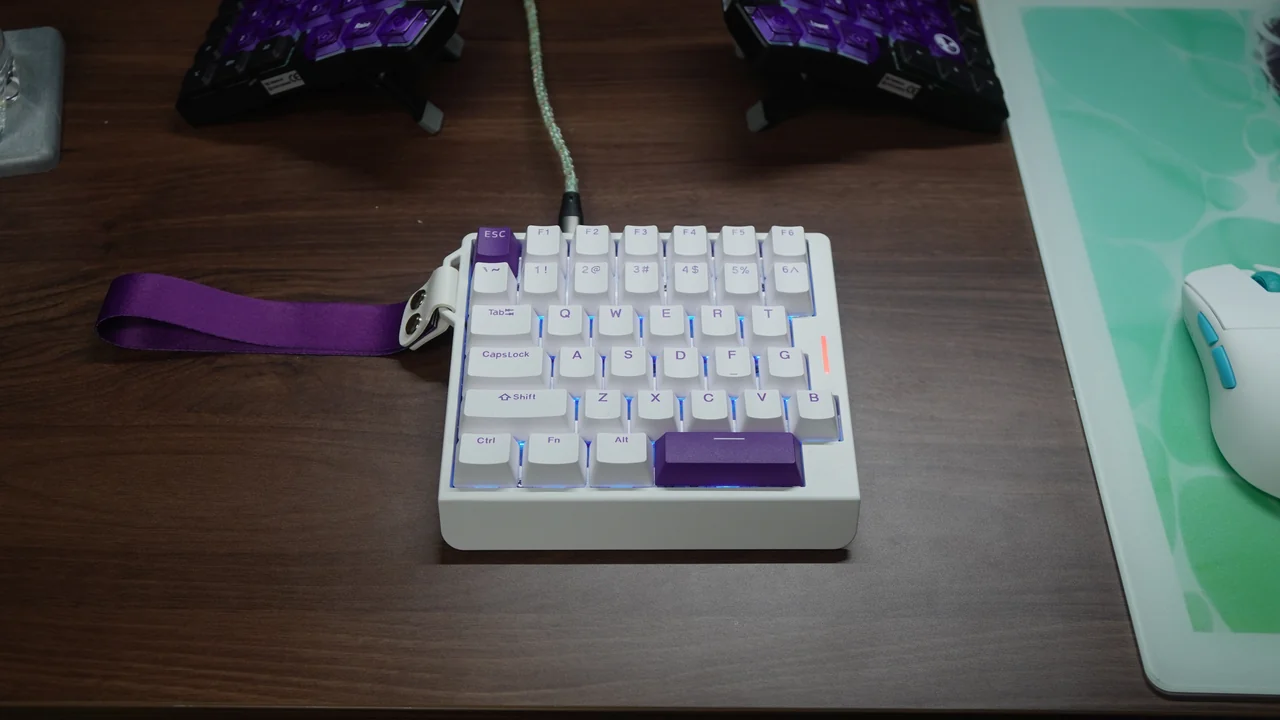 EPOMAKER HE30の正面ビューとRGBバックライト点灯時の発光