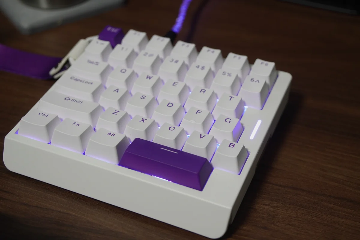 EPOMAKER HE30の紫色RGBバックライトを点灯させた斜めアングルからの撮影