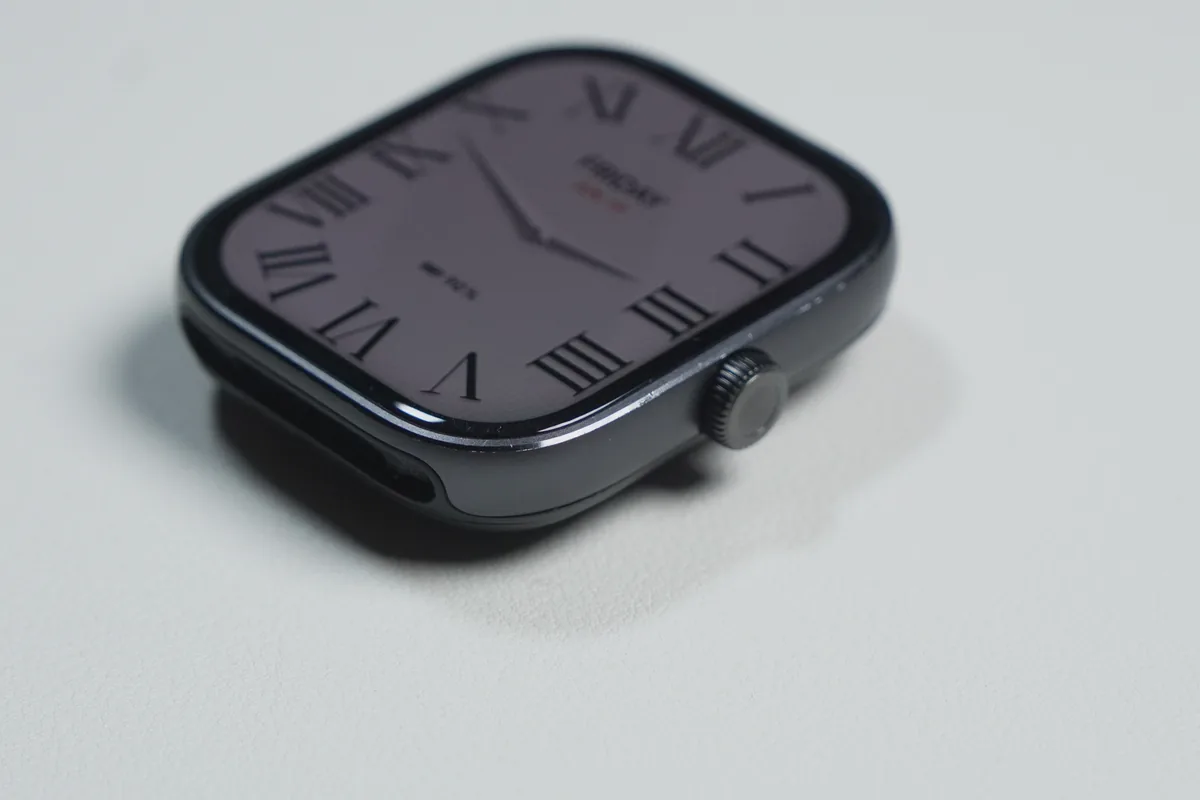 Redmi Watch 6のAOD表示アナログ文字盤を斜めから撮影