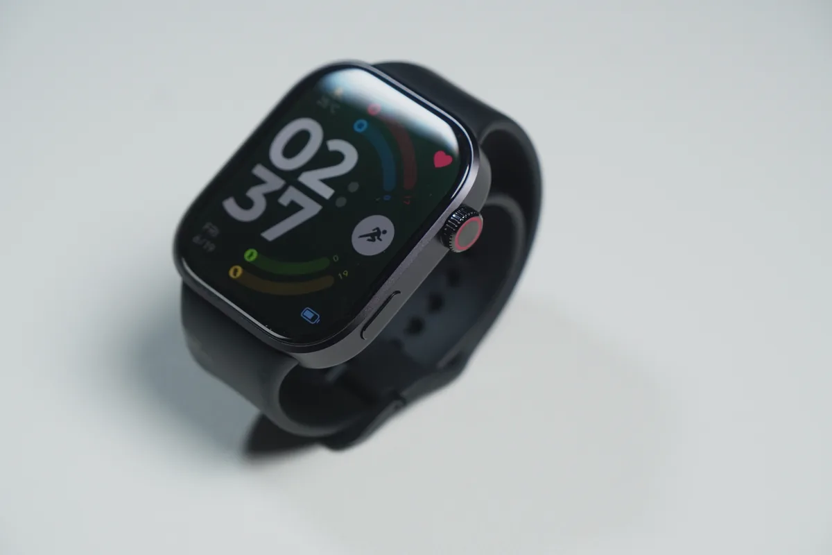 ブラックバンド装着のRedmi Watch 6を斜め上から撮影