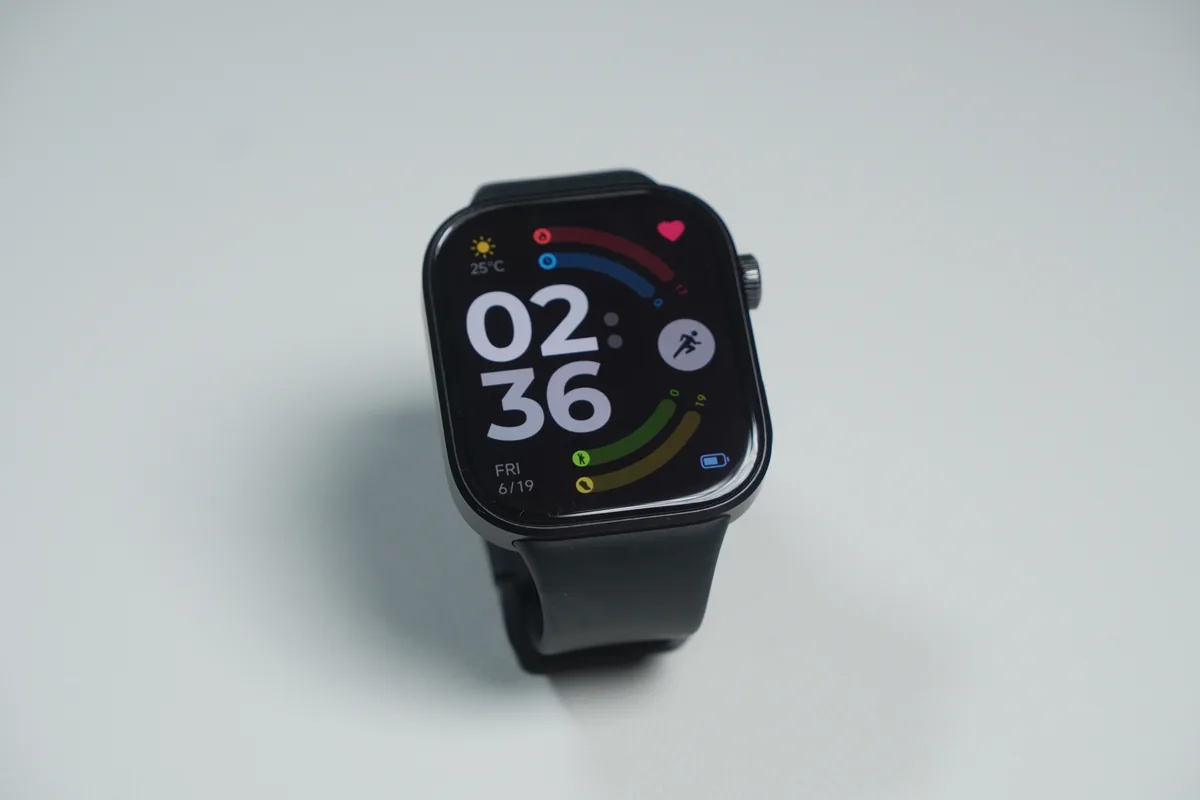 ブラックバンドを装着したRedmi Watch 6を真上から撮影