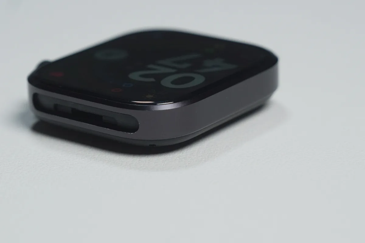 Redmi Watch 6の本体下側面とバンドスロットのディテール