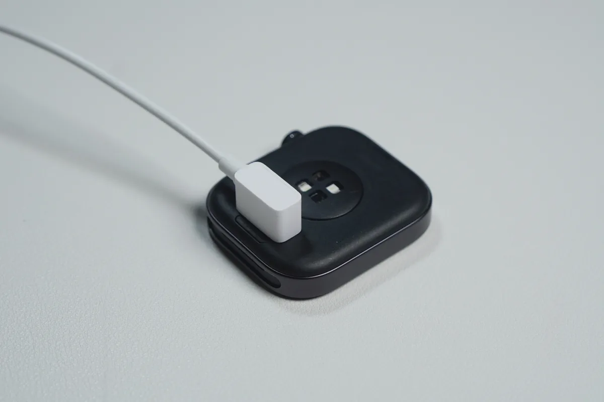 Redmi Watch 6を専用マグネット充電ケーブルで充電中の様子