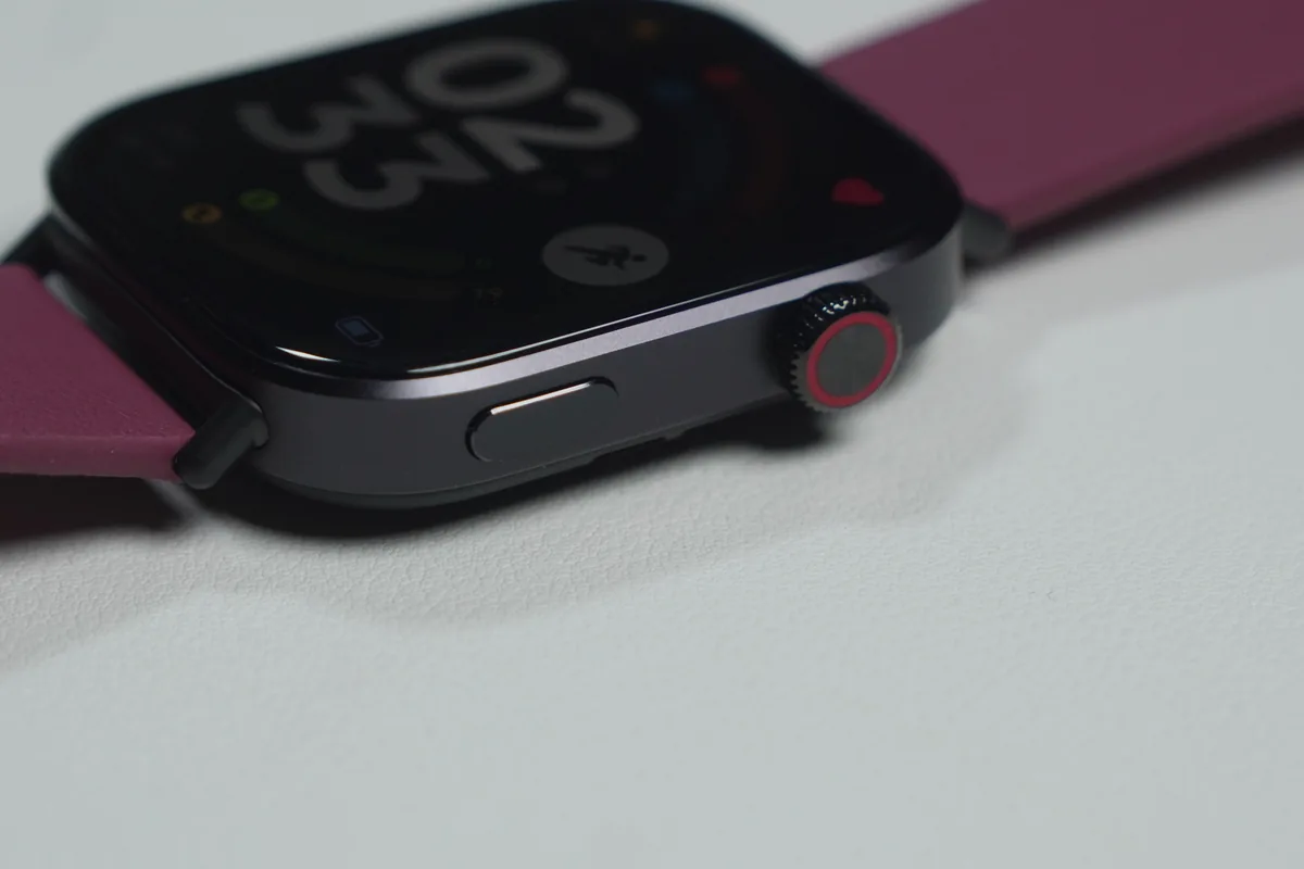 Redmi Watch 6の回転リューズと物理ボタンの拡大写真