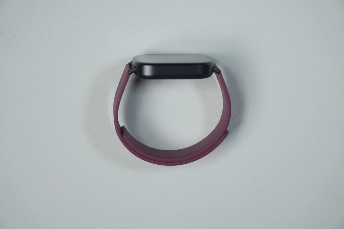 Redmi Watch 6のレザーバンド装着時の側面