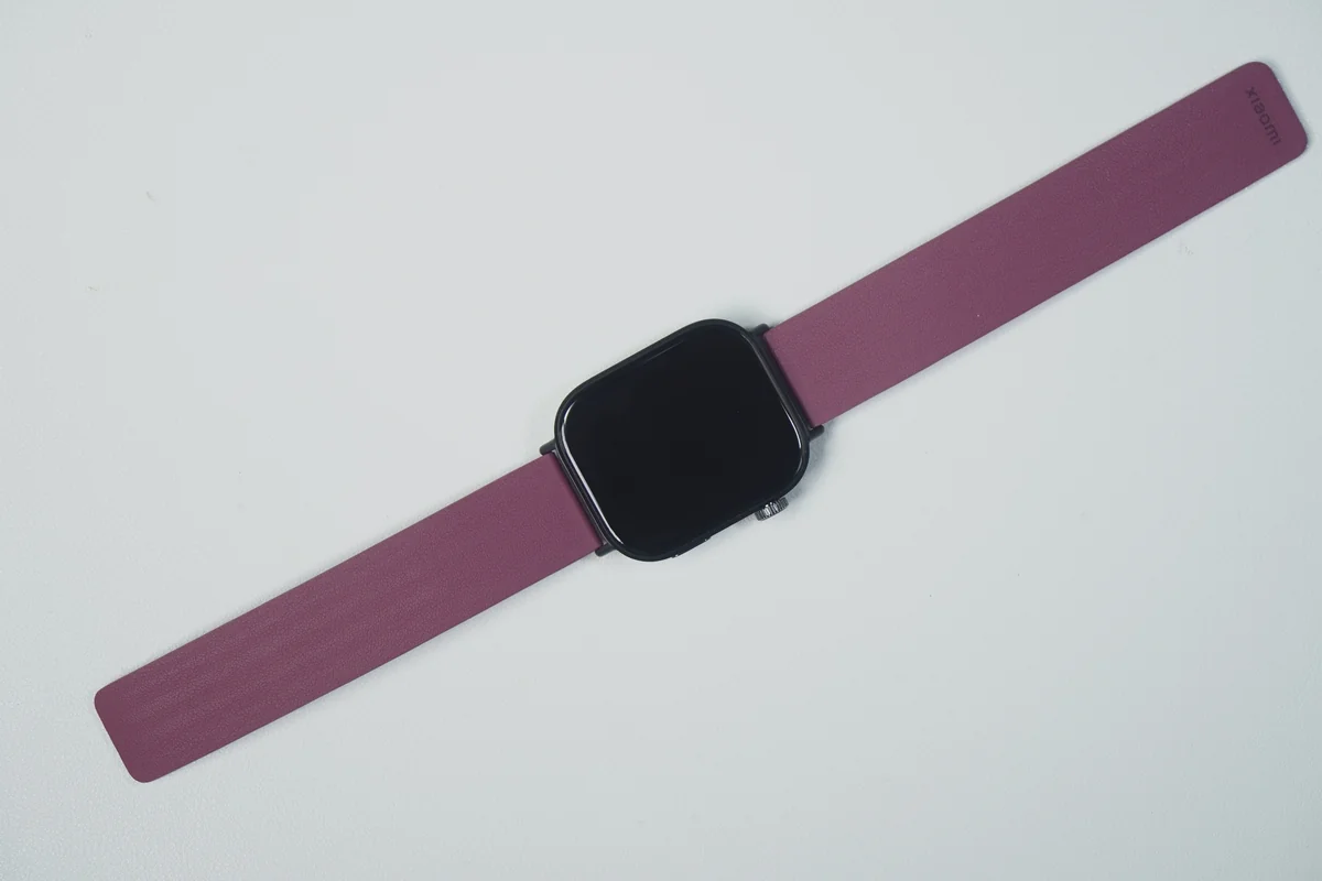 Redmi Watch 6にレザーバンドを装着した全体像