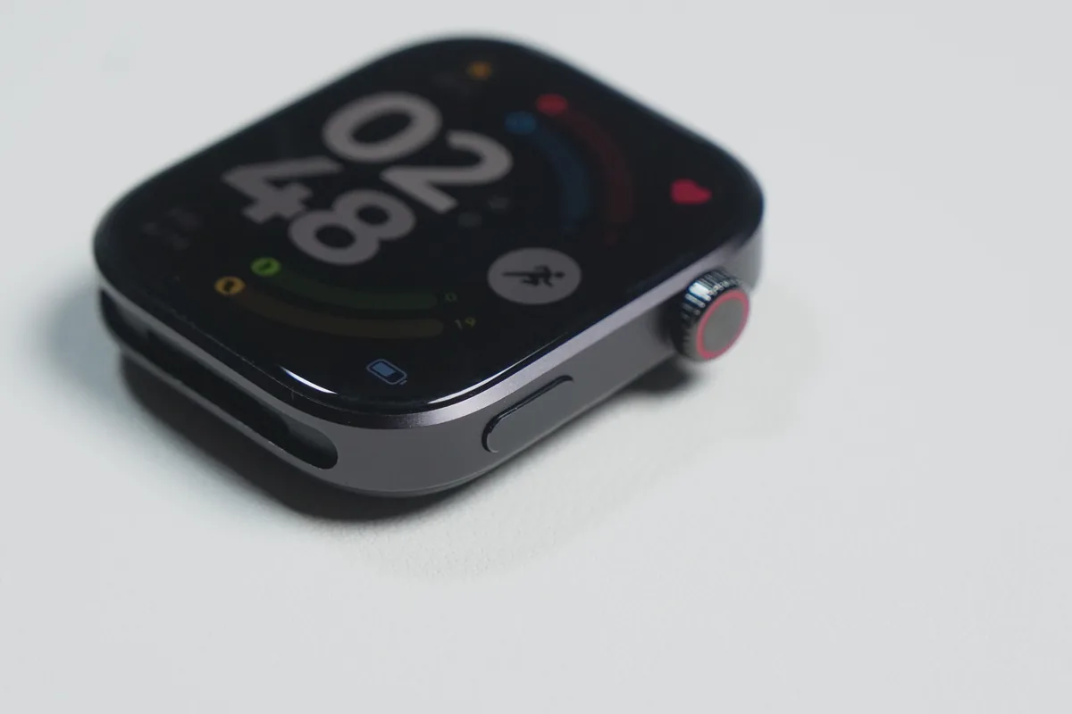 Redmi Watch 6の物理ボタンと赤リング付き回転リューズ