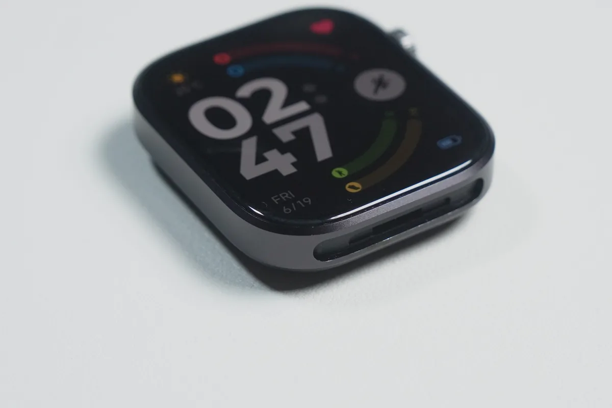 Redmi Watch 6のデジタル文字盤を下側から見たアングル