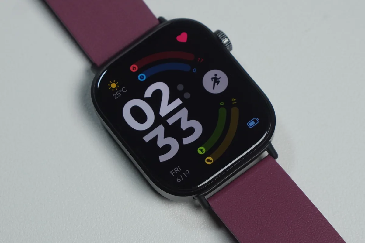 Redmi Watch 6のディスプレイに表示されたデジタル文字盤とアクティビティリング