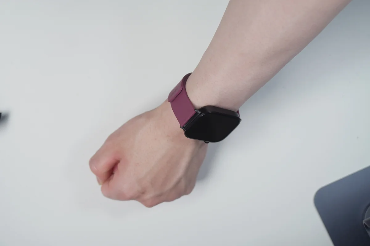 Redmi Watch 6を腕に着けた上からの様子