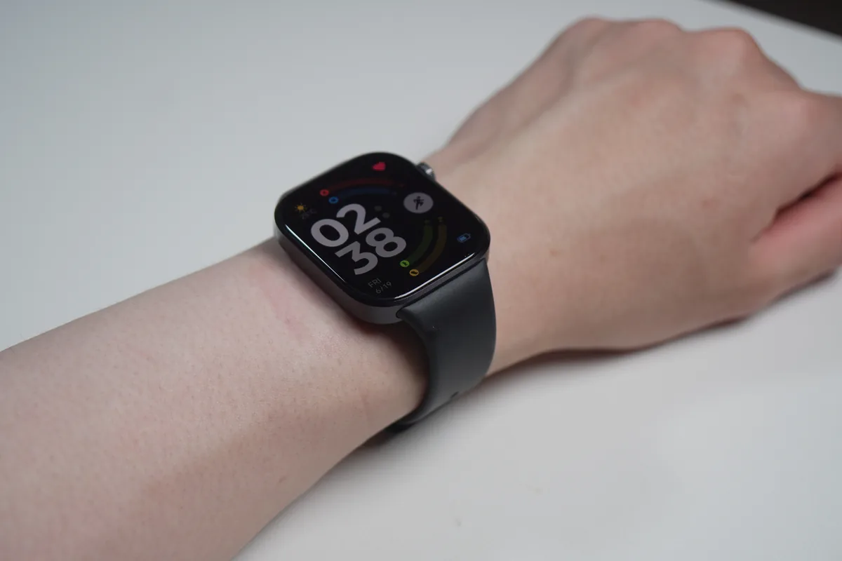 Redmi Watch 6を実際に手首に装着した着用イメージ