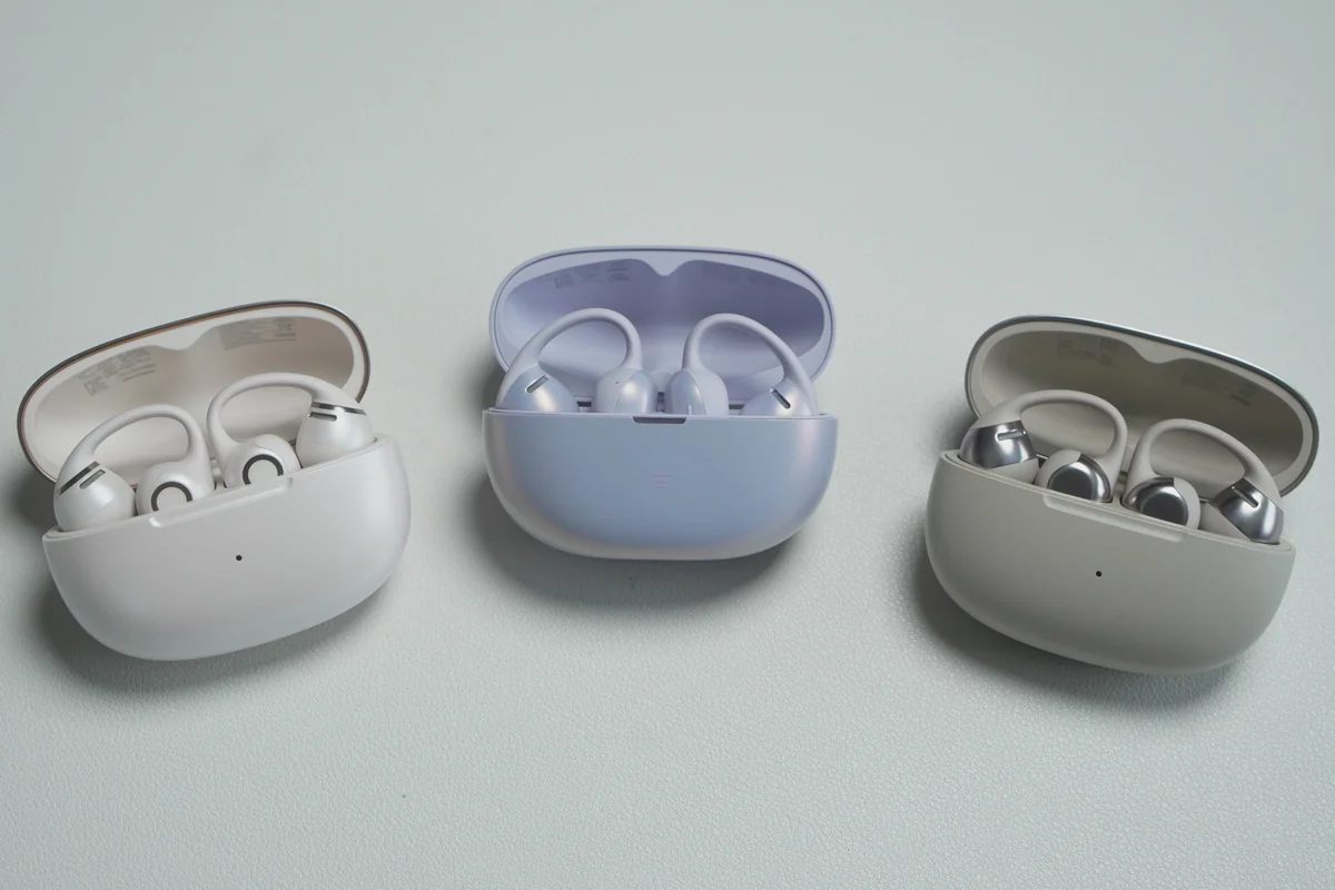 Shokz OpenDots 2・Air・ONEの充電ケース3台を開いて並べた比較画像