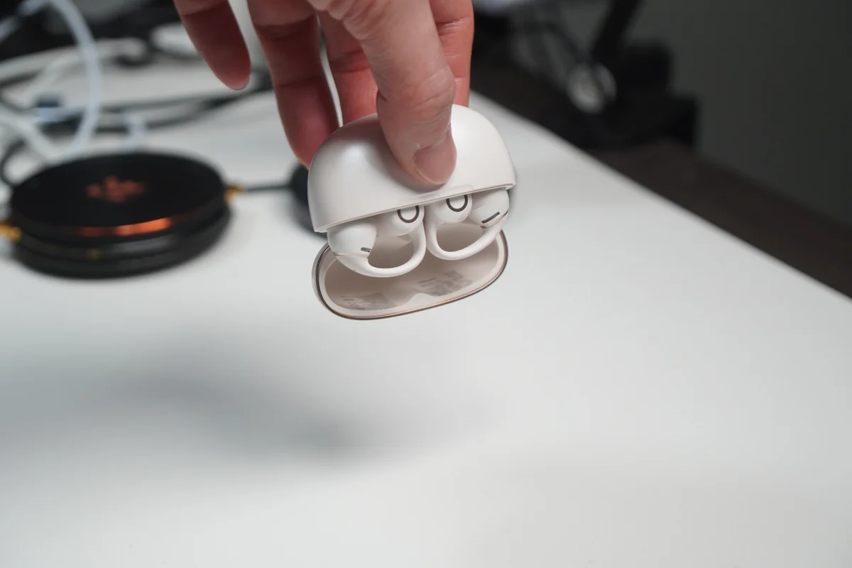 OpenDots 2の充電ケースを手に持って開けた状態