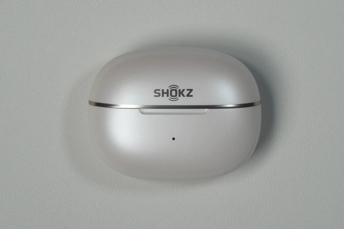 Shokzロゴ入りOpenDots 2充電ケースの天面