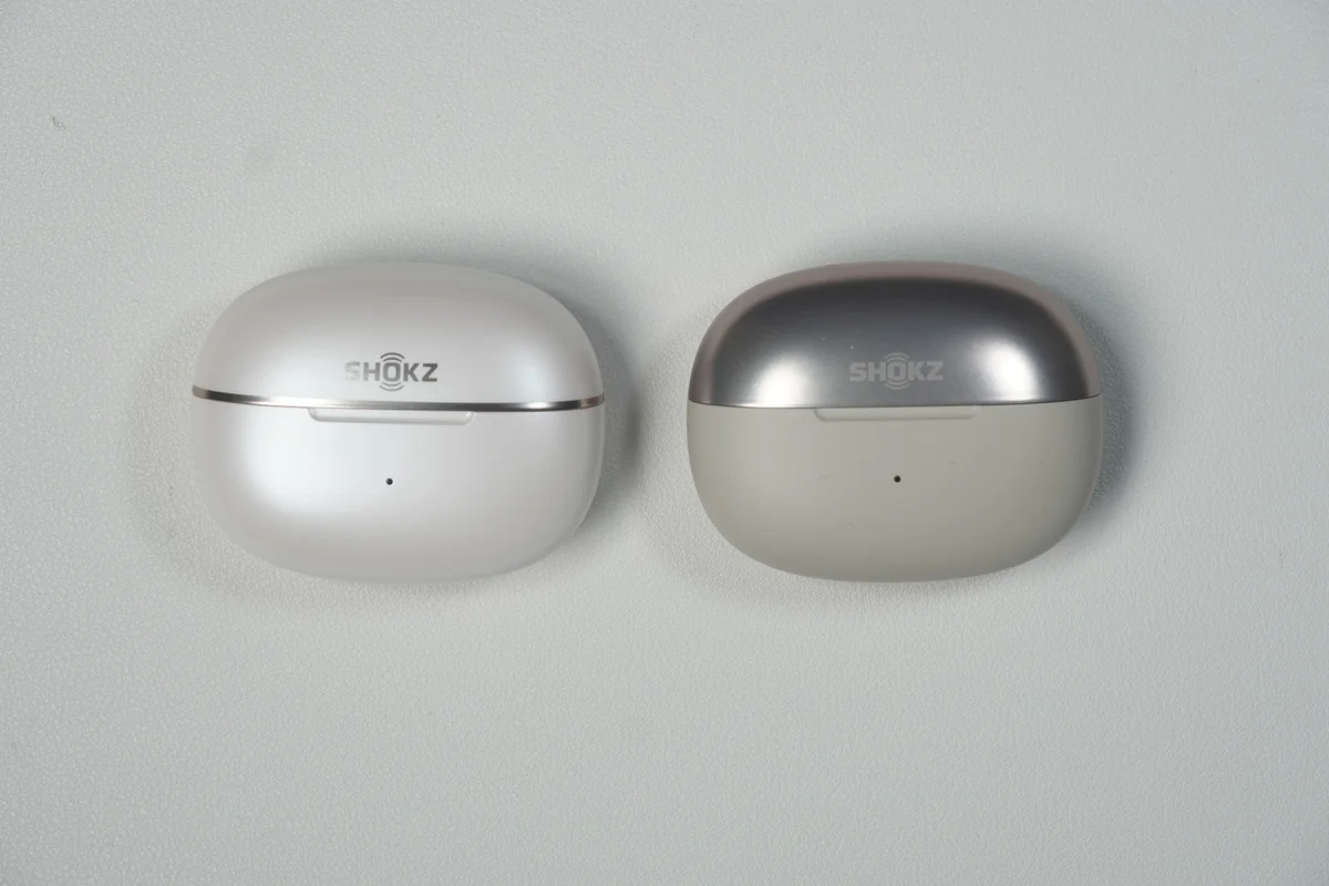 OpenDots oneとOpenDots 2の充電ケースをカラー比較した並列ショット