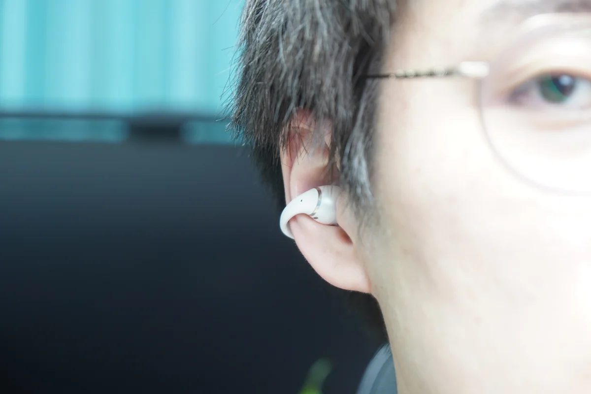 OpenDots 2を実際に耳に装着したオープンイヤー型のフィット感