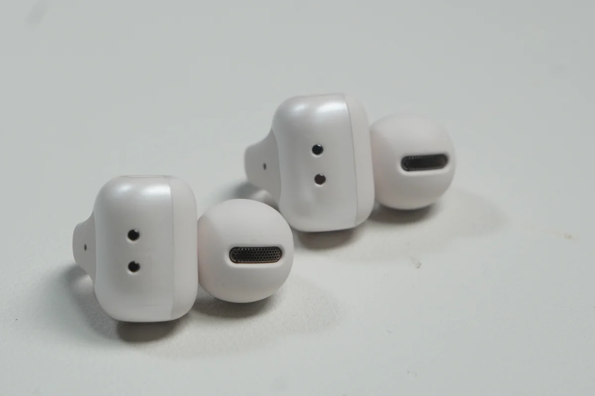 OpenDots 2イヤホンの充電接点ピンとスピーカーグリルの裏面