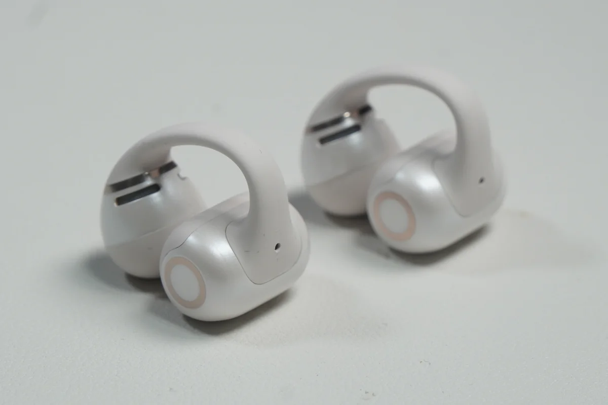 OpenDots 2イヤホン左右ペアのドライバー部とイヤーフックを斜めから捉えたクローズアップ