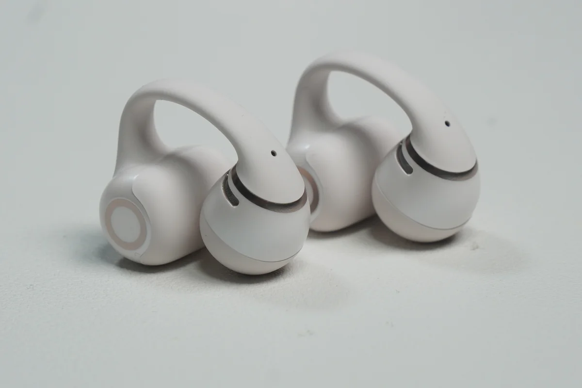 OpenDots 2の音導部とローズゴールドのアクセントラインが見える側面ビュー