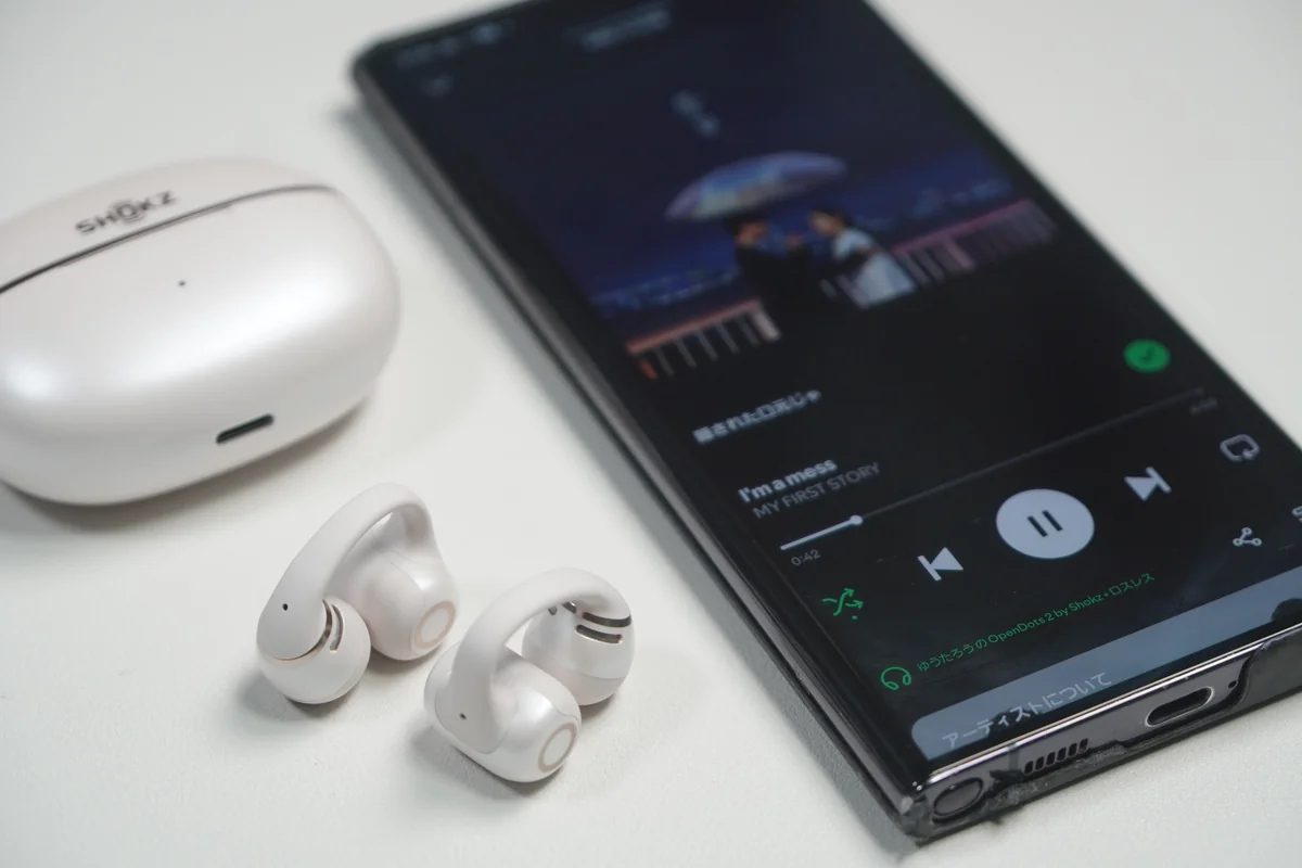 OpenDots 2をスマートフォンに接続しSpotifyで音楽を再生している様子
