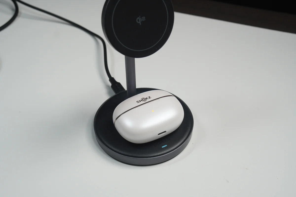 Qiワイヤレス充電スタンドで充電中のOpenDotsケース（オレンジLED点灯）