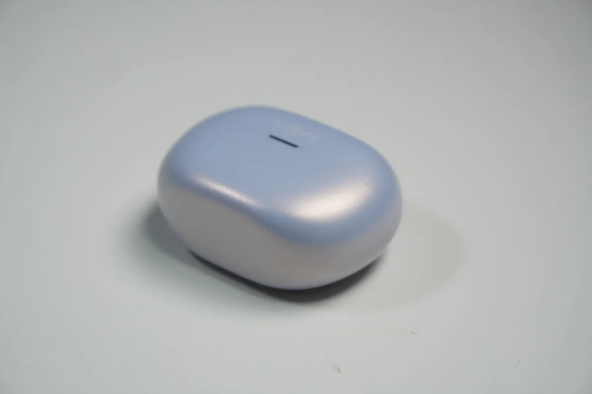 Shokz OpenDots Airの閉じた充電ケースを斜めから見た様子