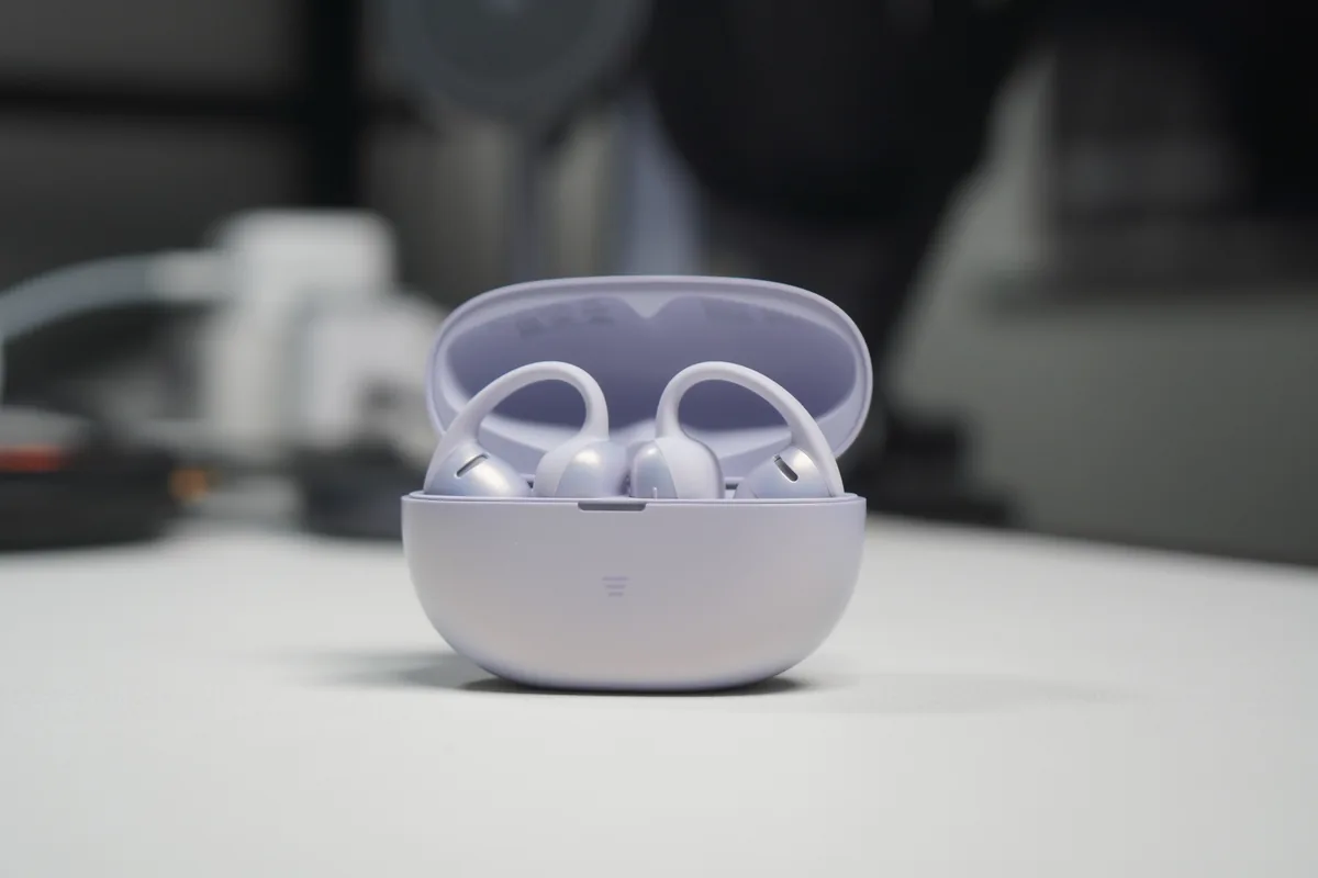 Shokz OpenDots Airの充電ケースを開けてイヤホンを正面から見た様子