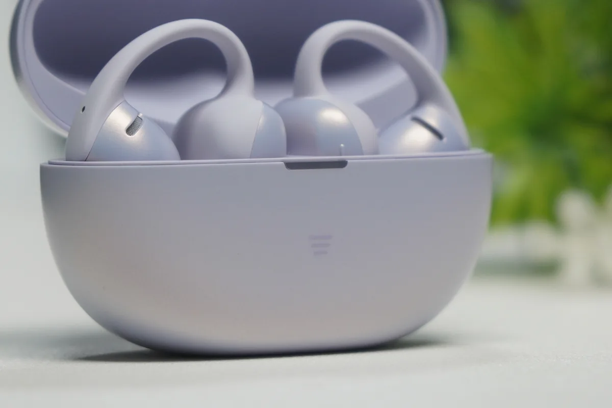 Shokz OpenDots Airの充電ケースを開けセンサー部分を強調して撮影した様子