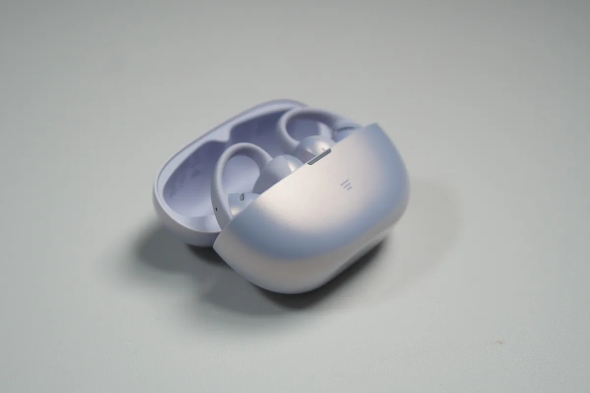 Shokz OpenDots Airパープルの充電ケースを半開きにしてイヤホンを覗かせた様子